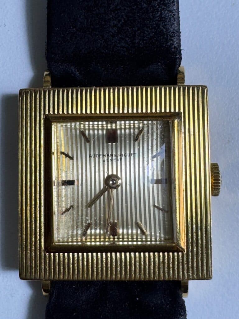 Taxatie van de waarde van een dameshorloge Audemars Piguet in goud, maat 2.4×2.4 cm, in goede staat met originele doos en band. Taxatie van de waarde van een dameshorloge Audemars Piguet in goud, maat 2.4×2.4 cm, in goede staat met originele doos en band.