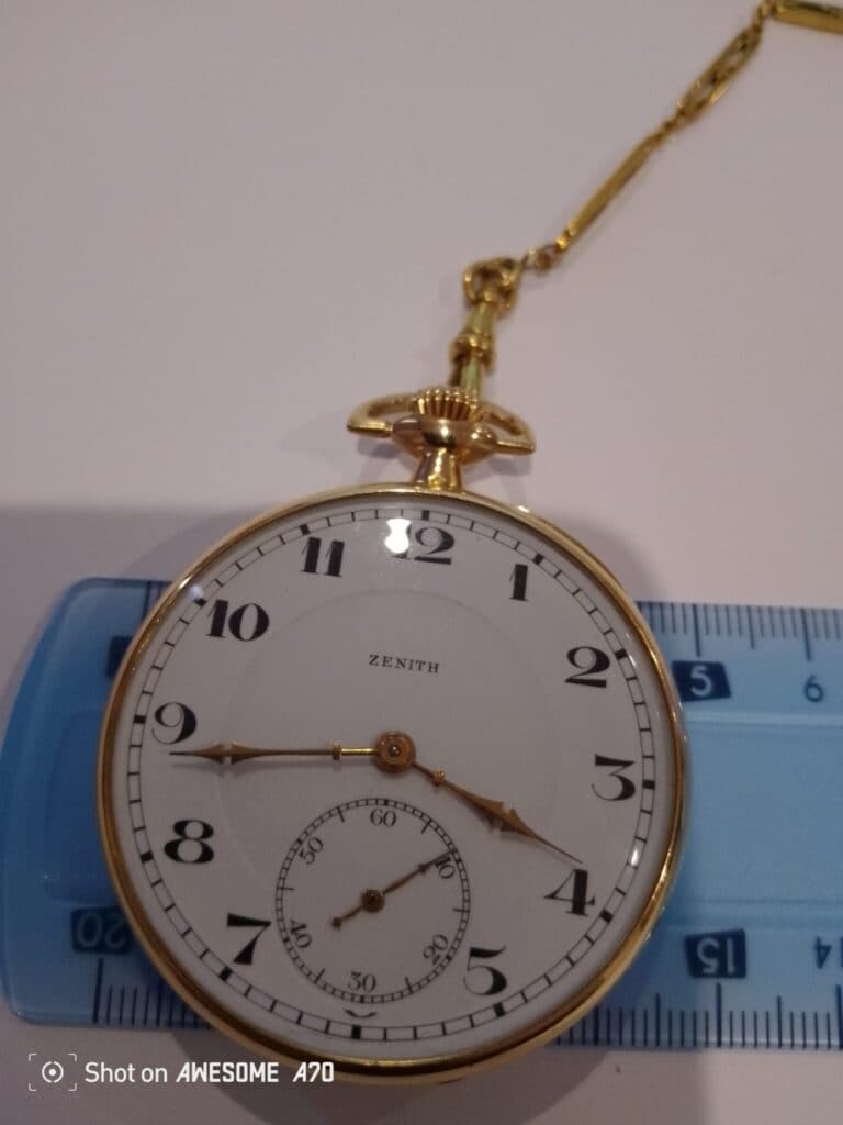 Taxatie van de waarde van een gouden zakhorloge, gesigneerd Zenith Boucheron, in perfecte werkende staat. Taxatie van de waarde van een gouden zakhorloge, gesigneerd Zenith Boucheron, in perfecte werkende staat.