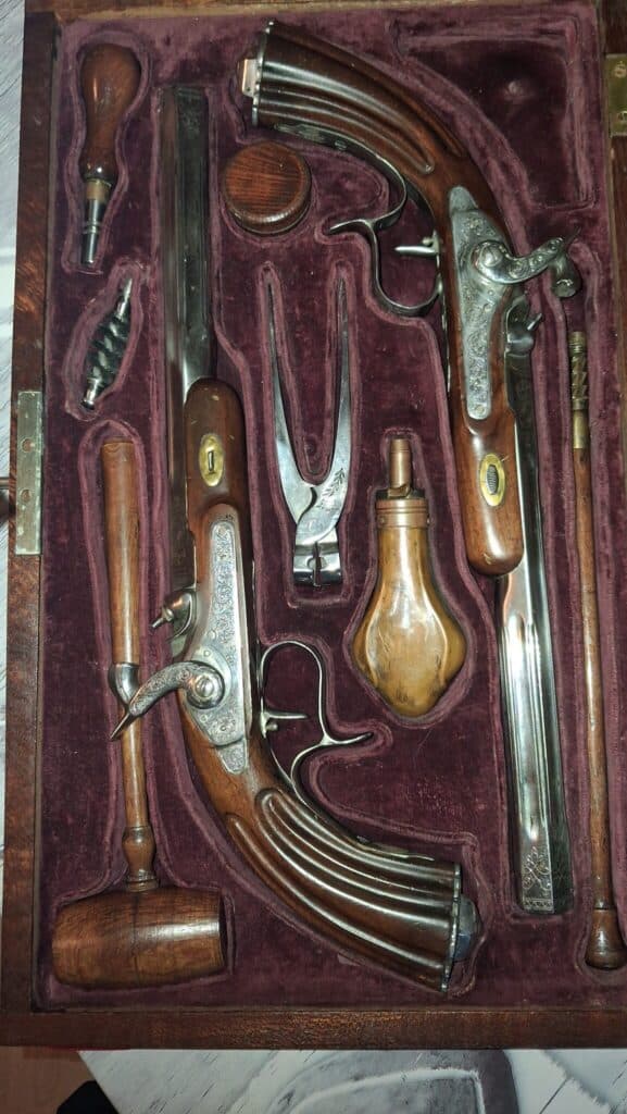 Taxatie van de waarde van een kist uit 1893 om te bepalen of het een decoratie of een oud wapen is