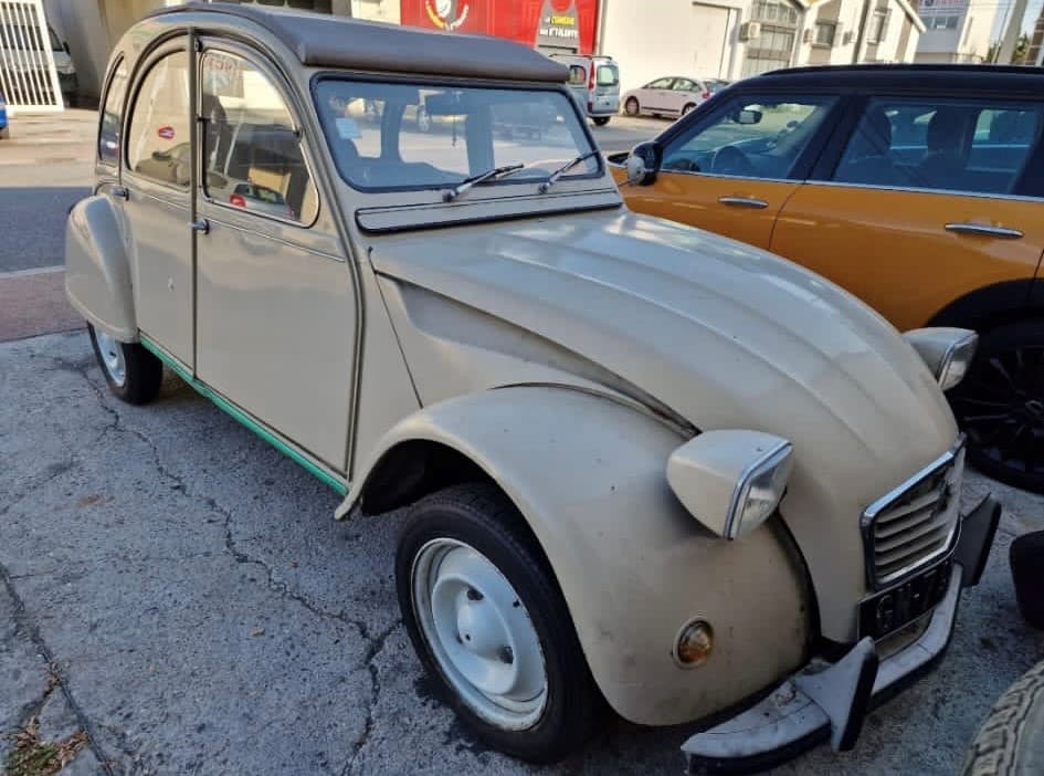 Taxatie van de waarde van een 2CV van de collectie in gemiddelde staat die al jaren niet is gestart.