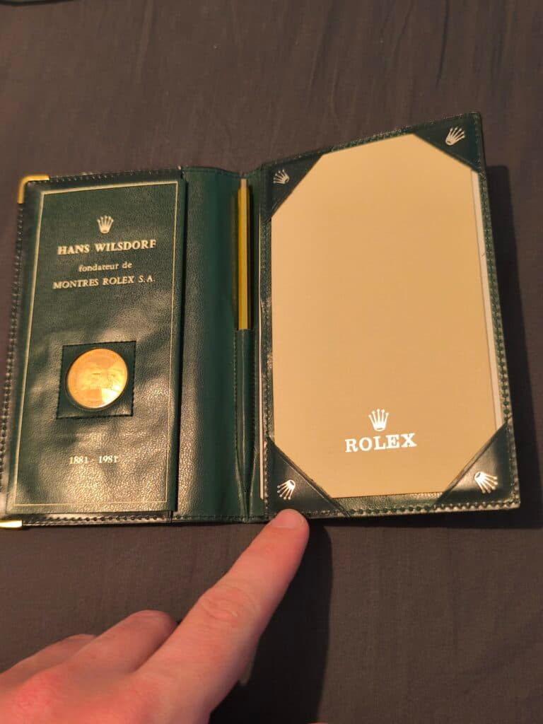 “Gouden herdenkingsnotitieboek met pennen ter gelegenheid van de honderdste verjaardag van Hans Wildorf, oprichter van Rolex” “Gouden herdenkingsnotitieboek met pennen ter gelegenheid van de honderdste verjaardag van Hans Wildorf, oprichter van Rolex”