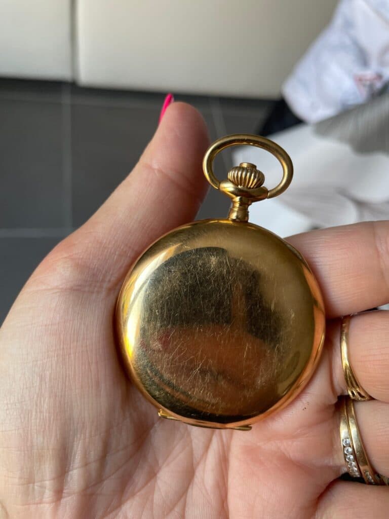 Taxatie van een oude vergulde zakhorloge met klassieke gebruikssporen Taxatie van een oude vergulde zakhorloge met klassieke gebruikssporen