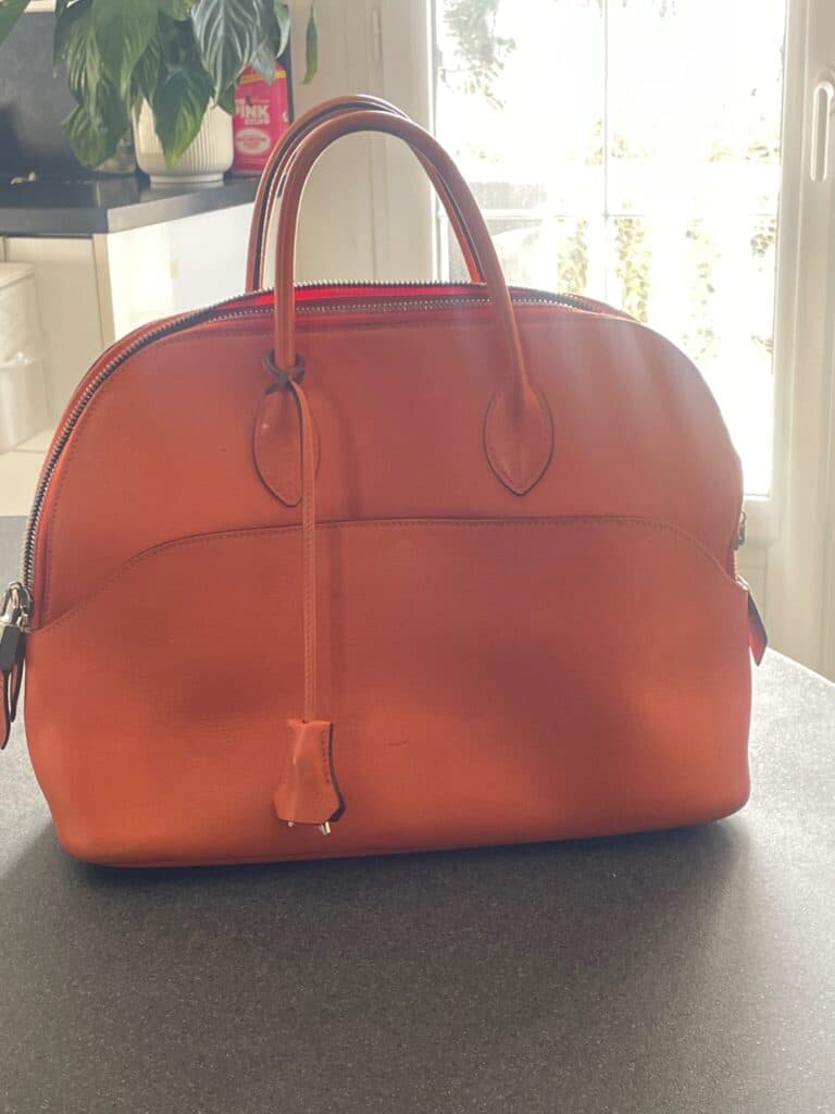 Taxatie van een Vintage Leren Handtas in Oranje met een Metalen Slot in Bijna Nieuwe Staat