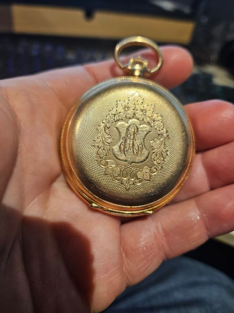 Taxatie van een rechtlijnige zakhorloge met 22 rubies in uitstekende staat en functioneel Taxatie van een rechtlijnige zakhorloge met 22 rubies in uitstekende staat en functioneel