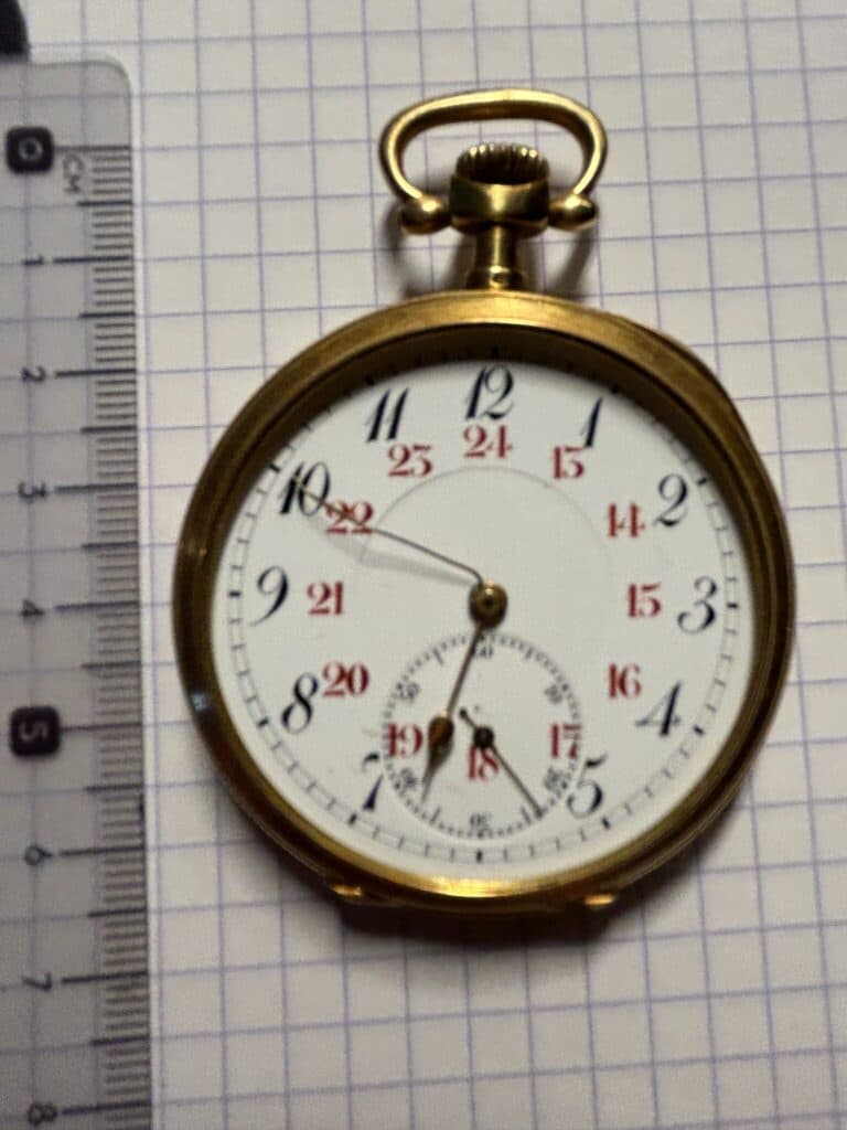 Titel: Taxatie van waarde voor een oude gouden zakhorloge met zichtbaar en functioneel mechanisme Titel: Taxatie van waarde voor een oude gouden zakhorloge met zichtbaar en functioneel mechanisme