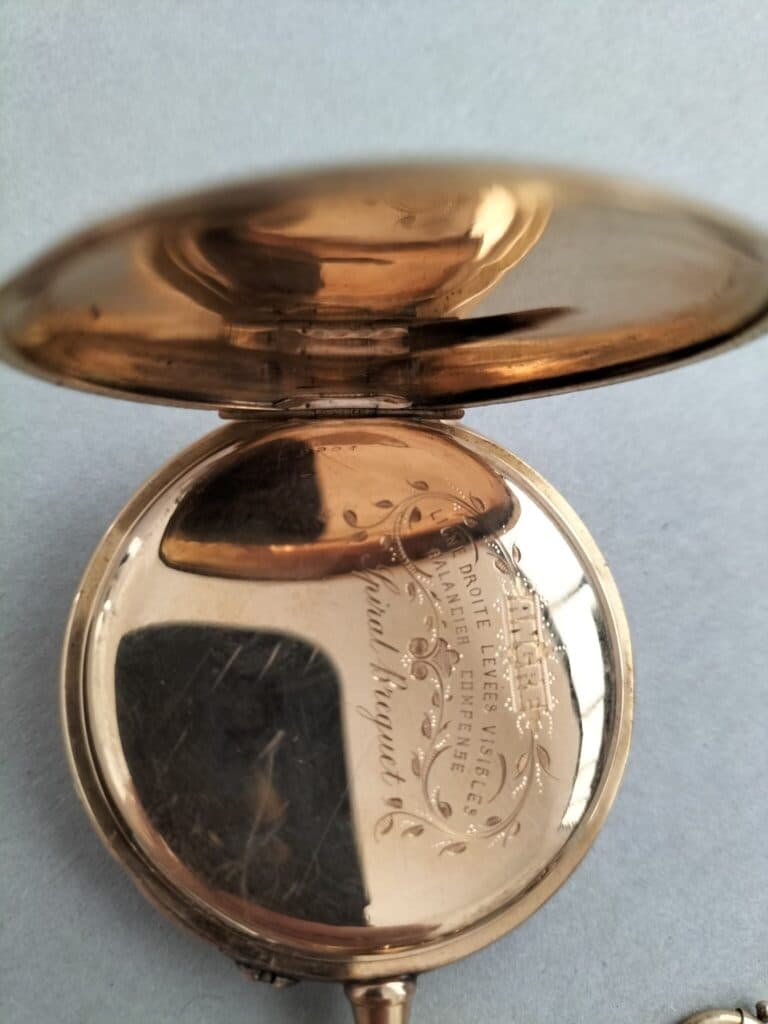 Nauwkeurige en gedetailleerde taxatie van een luxe gouden zakhorloge Nauwkeurige en gedetailleerde taxatie van een luxe gouden zakhorloge