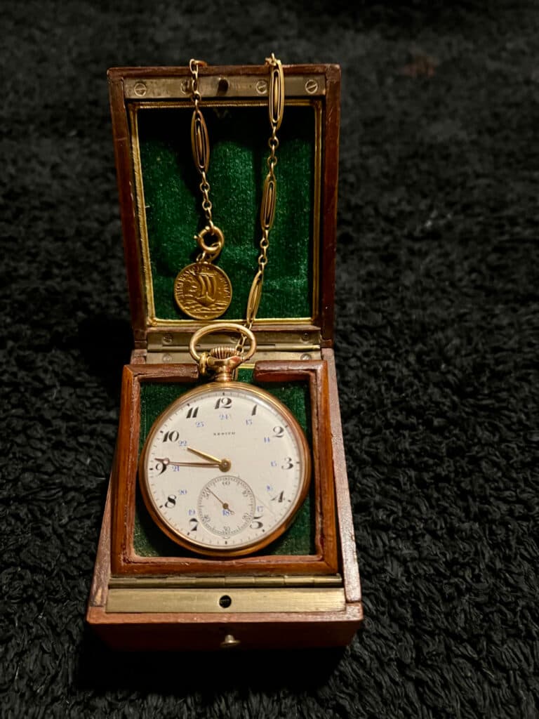 Taxatie van de Waarde van een Zenith Gouden Zakhorloge uit 1921 Compleet met zijn Ketting en Medaille Taxatie van de Waarde van een Zenith Gouden Zakhorloge uit 1921 Compleet met zijn Ketting en Medaille