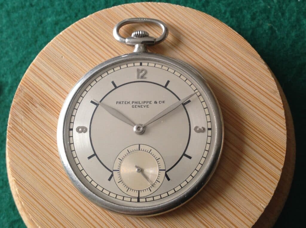 Taxatie van de waarde van een Patek Philippe zakhorloge in witgoud uit 1910 met een platinen kast in perfecte werkende staat. Taxatie van de waarde van een Patek Philippe zakhorloge in witgoud uit 1910 met een platinen kast in perfecte werkende staat.