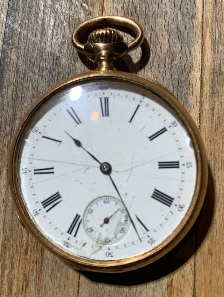 Taxatie van de waarde van het Patek Philippe zakhorloge nummer 53895, met een gewicht van 92 gram en een diameter van 4,5 cm. Taxatie van de waarde van het Patek Philippe zakhorloge nummer 53895, met een gewicht van 92 gram en een diameter van 4,5 cm.