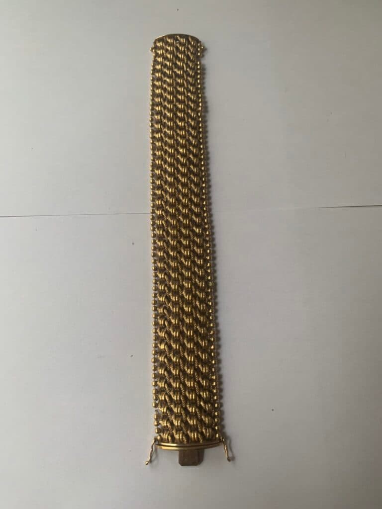 Taxatie van een waardevolle en elegante ring omgevormd tot een dikke armband Taxatie van een waardevolle en elegante ring omgevormd tot een dikke armband