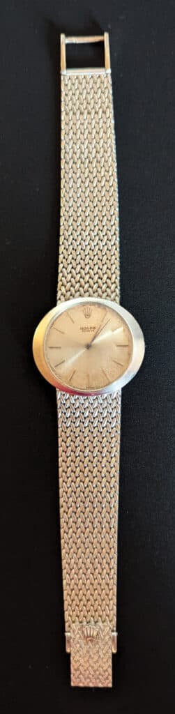 Taxatie van de prijs voor een ultra dunne Rolex-horloge in witgoud met gegraveerd nummer 1155449 Taxatie van de prijs voor een ultra dunne Rolex-horloge in witgoud met gegraveerd nummer 1155449