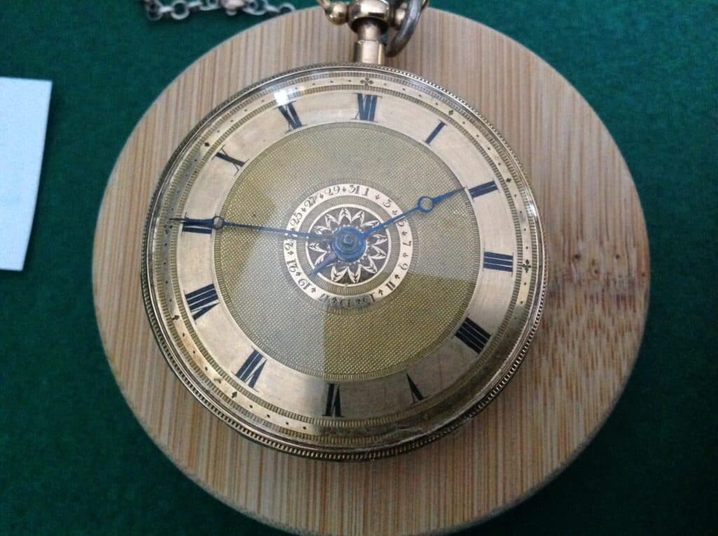 “Taxatie van de waarde van een 18e-eeuwse gouden zakhorloge van 18 karaat met een functie voor het luiden van de uren en kwartieren” “Taxatie van de waarde van een 18e-eeuwse gouden zakhorloge van 18 karaat met een functie voor het luiden van de uren en kwartieren”