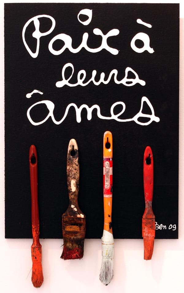 Taxatie van het werk “Paix a leurs ames” van Ben Vauthier, gedateerd 2009 met geïntegreerde kwasten.