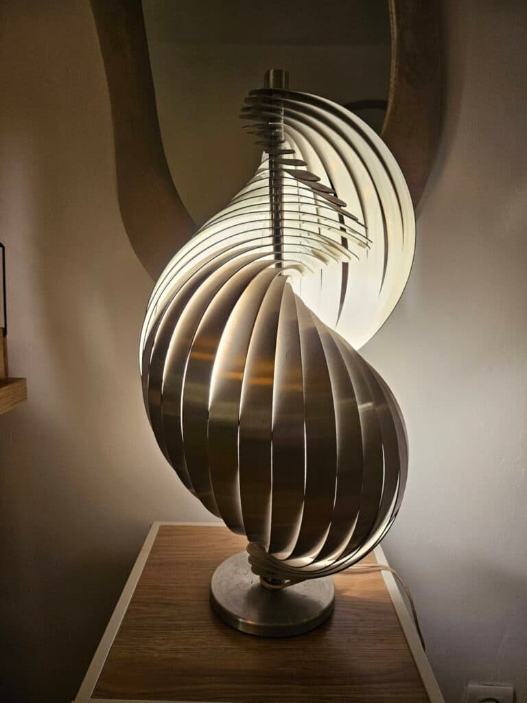Taxatie van de waarde van de lamp en de aluminium wandlampen ontworpen door Henri Mathieu uit de jaren 1970 tot 1979 Taxatie van de waarde van de lamp en de aluminium wandlampen ontworpen door Henri Mathieu uit de jaren 1970 tot 1979