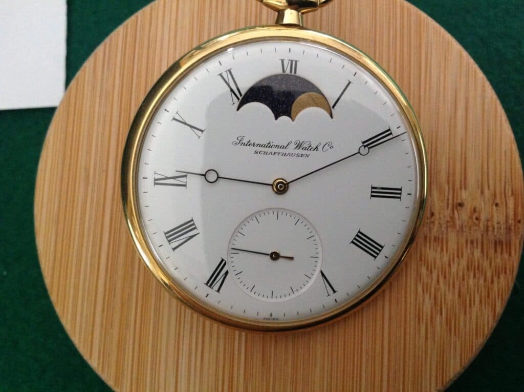 Nauwkeurige taxatie vereist voor een vintage IWC zakhorloge in 18 karaats goud met maanfase, kaliber 9521, serienummer 2316353 uit het jaar 1920 Nauwkeurige taxatie vereist voor een vintage IWC zakhorloge in 18 karaats goud met maanfase, kaliber 9521, serienummer 2316353 uit het jaar 1920