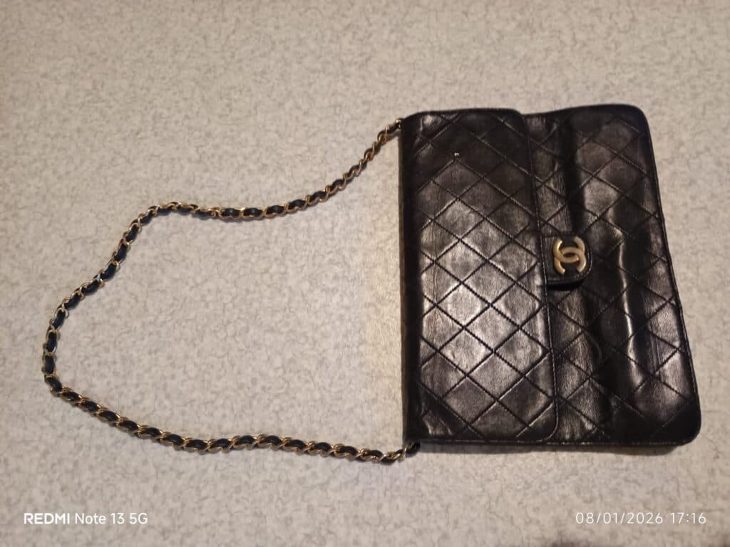 Taxatie van een Vintage Chanel Tas in Goede Staat met Schouderband