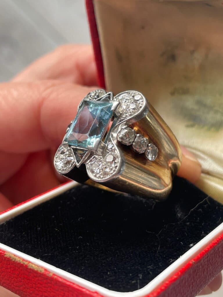 Taxatie van waarde voor een oude Lepage ring versierd met aquamarijnen en mogelijk diamanten Taxatie van waarde voor een oude Lepage ring versierd met aquamarijnen en mogelijk diamanten