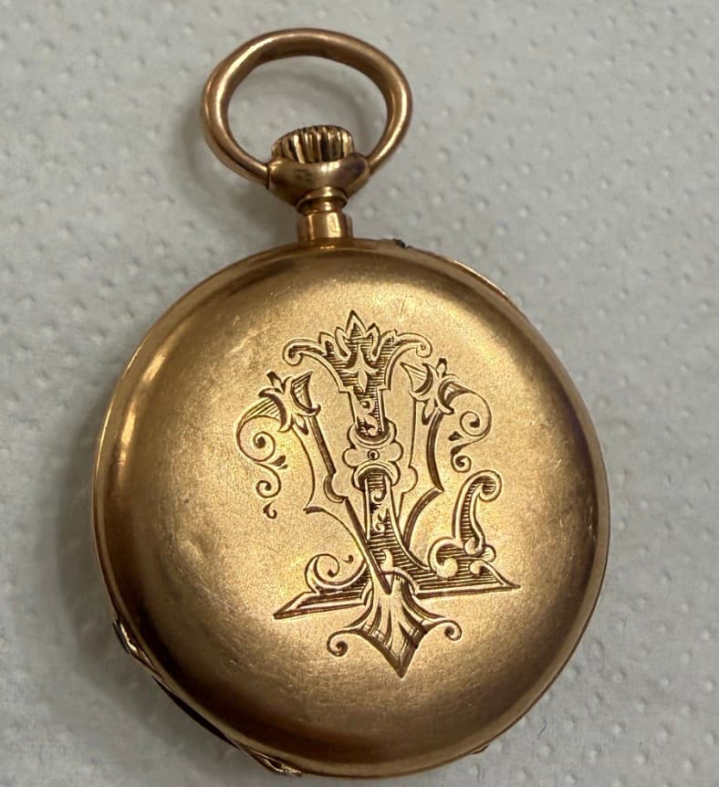 Taxatie van een zakhorloge uit Genève, vervaardigd uit puur goud, met een gewicht van ongeveer 14 gram en een diameter van 30 mm.