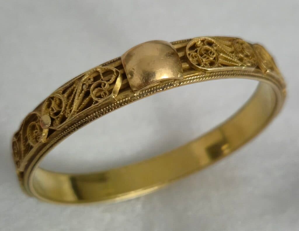 Taxatie van Sieraden – Armband in Goud Eind 19e Eeuw met Filigraan Decoratie met een Gewicht van 43,80g en een Interne Diameter van 64mm Taxatie van Sieraden – Armband in Goud Eind 19e Eeuw met Filigraan Decoratie met een Gewicht van 43,80g en een Interne Diameter van 64mm