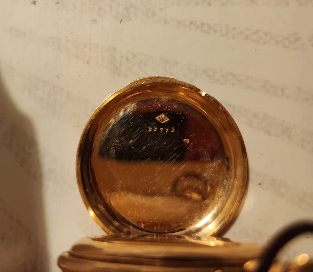 Taxatie van Gouden Zakhorloge met Bloemmotief en Geblokkeerde Knop