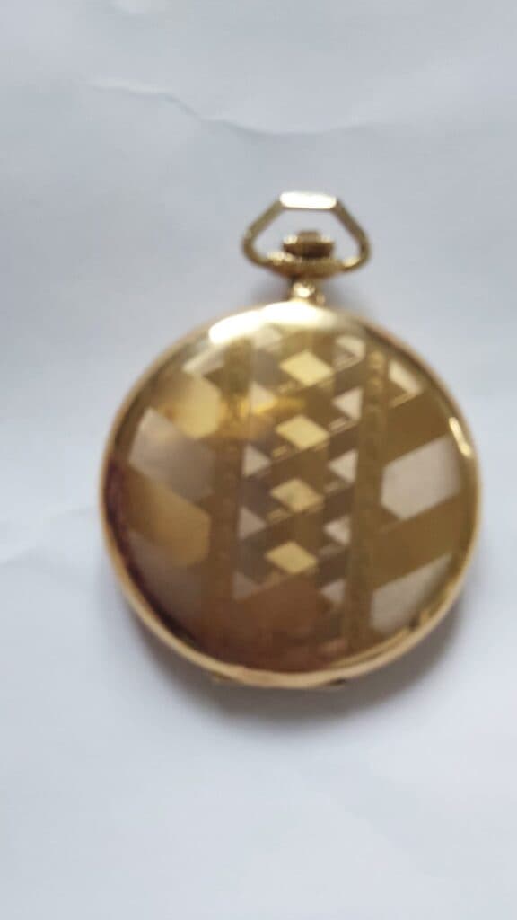 Taxatie van de waarde van een INVICTA gouden zakhorloge gegraveerd met de vermelding “Gouden Medaille 1895” in uitstekende staat Taxatie van de waarde van een INVICTA gouden zakhorloge gegraveerd met de vermelding “Gouden Medaille 1895” in uitstekende staat