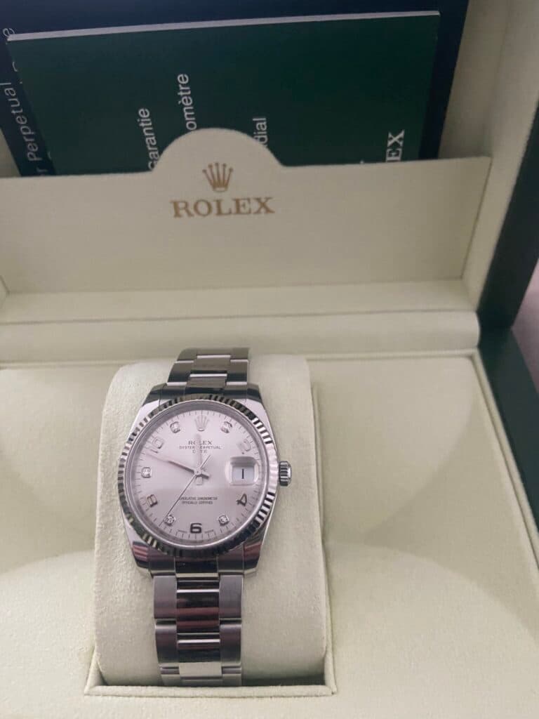 Taxatie van de waarde van het Rolex Oyster Perpetual Date 36 horloge in witgoud met binnenste diamant, aankoop in 2012, in nieuwstaat. Taxatie van de waarde van het Rolex Oyster Perpetual Date 36 horloge in witgoud met binnenste diamant, aankoop in 2012, in nieuwstaat.