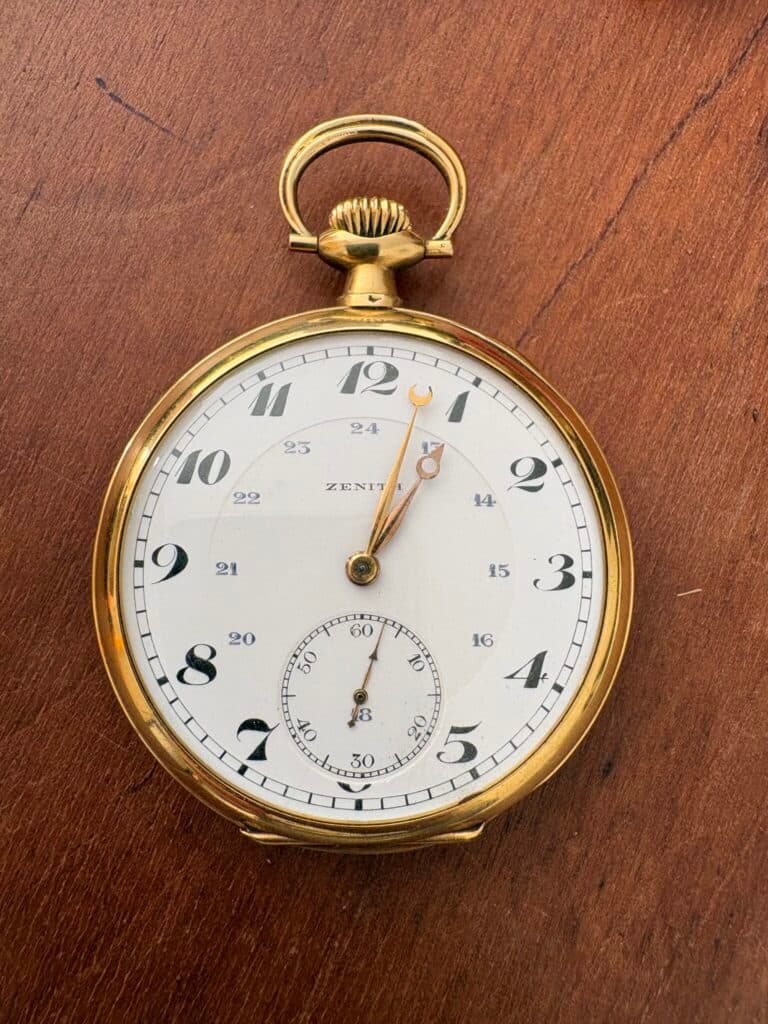 Taxatie van de waarde van een gouden horloge in goede staat