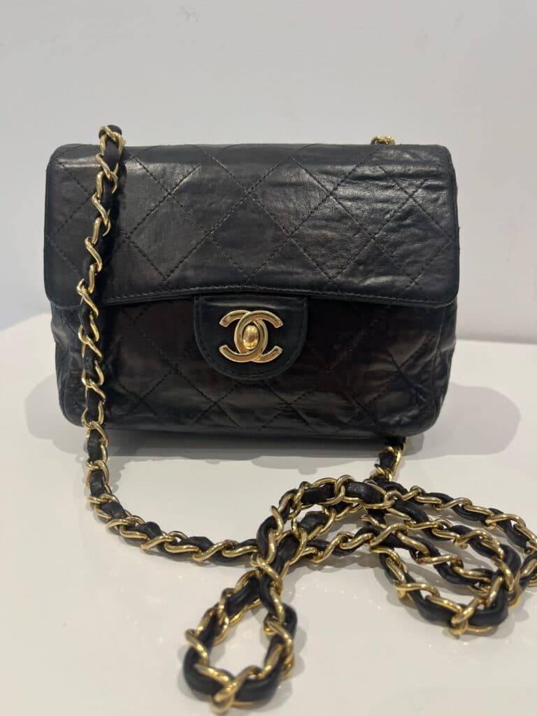 Taxatie van de prijs voor een klassieke Chanel tas, mini schoudertas in zwart leer, jaren 2000-2002, in gemiddelde staat