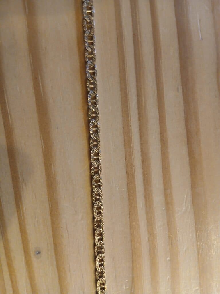 Gouden ketting van 18 karaat met robijnhanger, voorzien van een veiligheidsketting, lengte van 48 cm, dubbelzijdig en van familiale oorsprong Gouden ketting van 18 karaat met robijnhanger, voorzien van een veiligheidsketting, lengte van 48 cm, dubbelzijdig en van familiale oorsprong