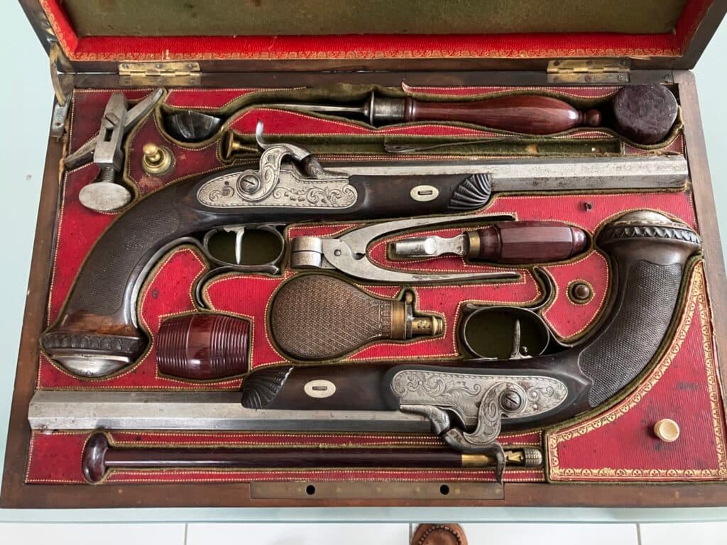 Taxatie van een Duelpistolen Kist in Goede Staat en Gemaakt van Hout en Metaal