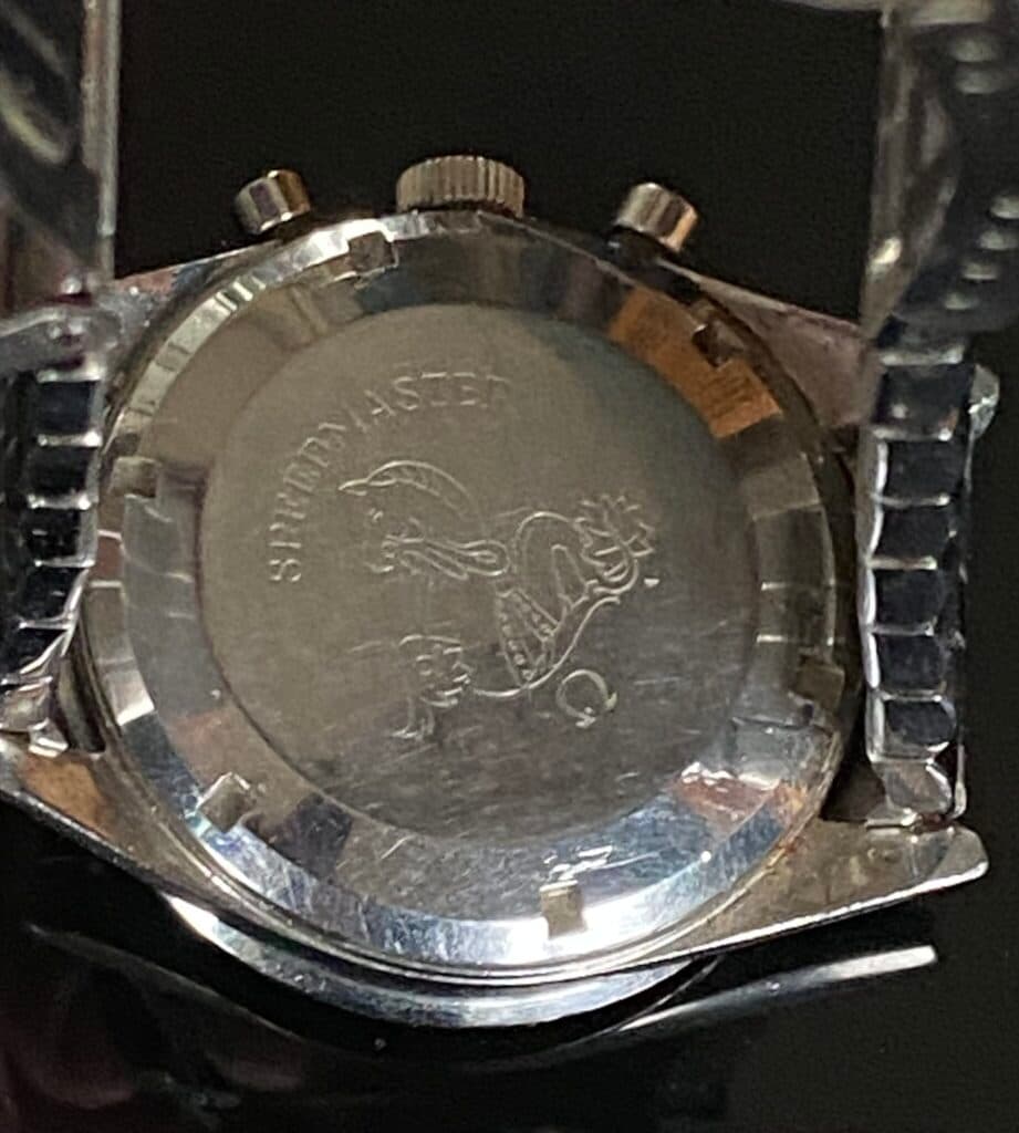 Taxatie van een Omega Speedmaster horloge van staal met een tachymeter, vertonend aanzienlijke gebruikssporen Taxatie van een Omega Speedmaster horloge van staal met een tachymeter, vertonend aanzienlijke gebruikssporen