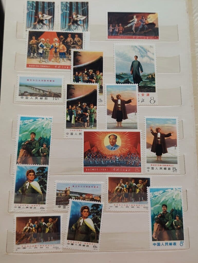 Volledige collectie Chinese postzegels uit de jaren 1967-1968 gepresenteerd op specifieke pagina’s Volledige collectie Chinese postzegels uit de jaren 1967-1968 gepresenteerd op specifieke pagina’s