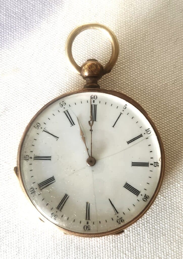 Taxatie van een waardevol gouden zakhorloge met een cilinderbeweging van 8 rubies, perfect functionerend ondanks het ontbreken van sleutels voor het instellen van de tijd. Taxatie van een waardevol gouden zakhorloge met een cilinderbeweging van 8 rubies, perfect functionerend ondanks het ontbreken van sleutels voor het instellen van de tijd.