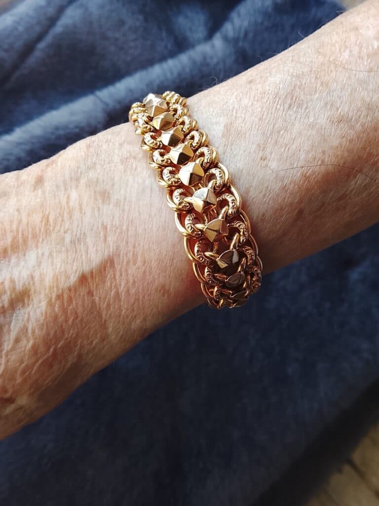 Taxatie van de waarde van een 18-karaats gouden schakelarmband uit de jaren ’70, met een gewicht van 15g, zonder factuur of certificaat. Taxatie van de waarde van een 18-karaats gouden schakelarmband uit de jaren ’70, met een gewicht van 15g, zonder factuur of certificaat.