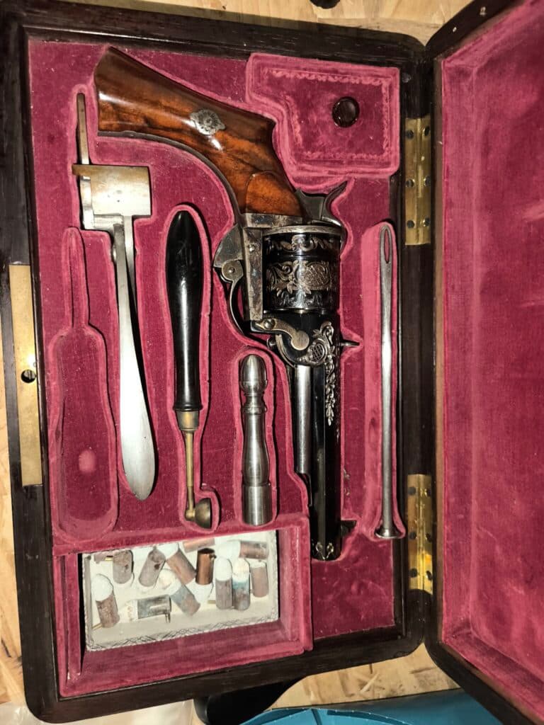 Taxatie van een versierde oude revolver, specifiek van het kleine model van Loron