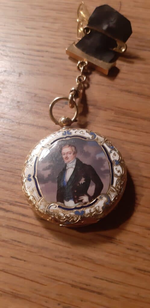 Taxatie van een 19e-eeuwse Gouden Emaille Zakhorloge Bourbon Taxatie van een 19e-eeuwse Gouden Emaille Zakhorloge Bourbon