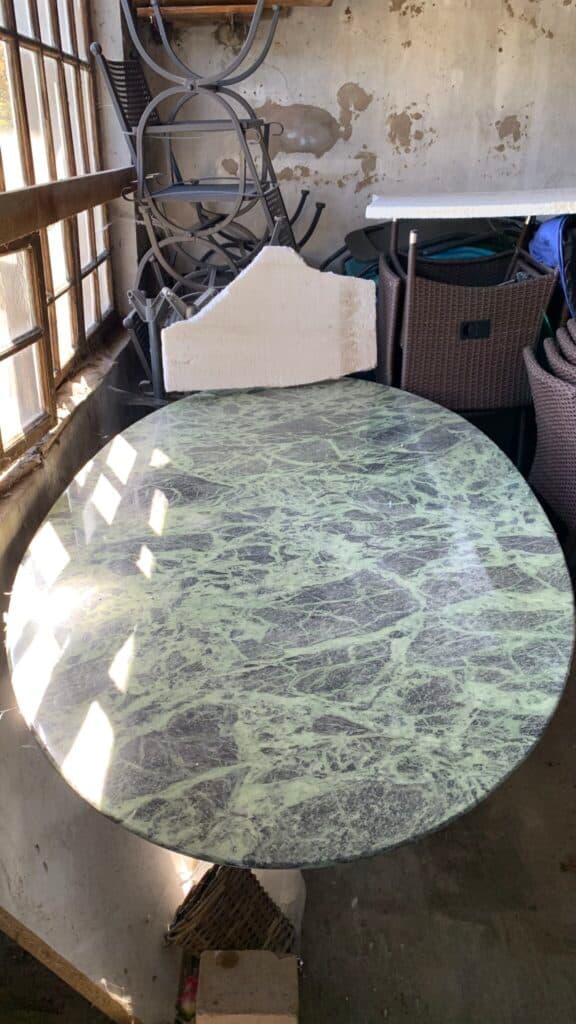 Taxatie van de waarde van een marmeren tafel mogelijk van het merk Roche Bobois