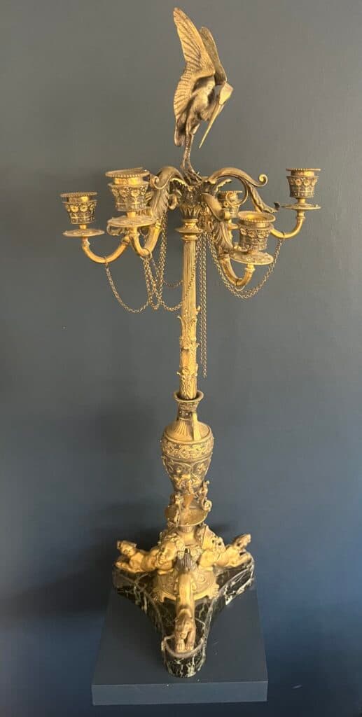 Bronzen Kandelaren in de Stijl van Ferdinand Barbedienne met Marmeren Basis en Panterdecoraties Bronzen Kandelaren in de Stijl van Ferdinand Barbedienne met Marmeren Basis en Panterdecoraties