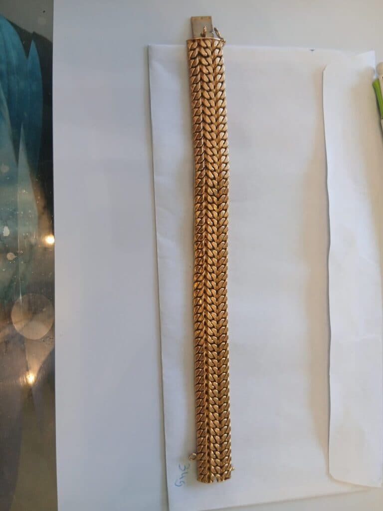 Taxatie van de waarde van een prachtige armband van geel goud met een gewicht van 34 gram Taxatie van de waarde van een prachtige armband van geel goud met een gewicht van 34 gram