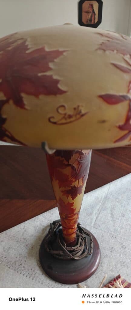 Taxatie van de waarde van een paddenstoelvormige lamp van Galle, gemaakt van meerlaagse, zuurgegraveerde glas Taxatie van de waarde van een paddenstoelvormige lamp van Galle, gemaakt van meerlaagse, zuurgegraveerde glas