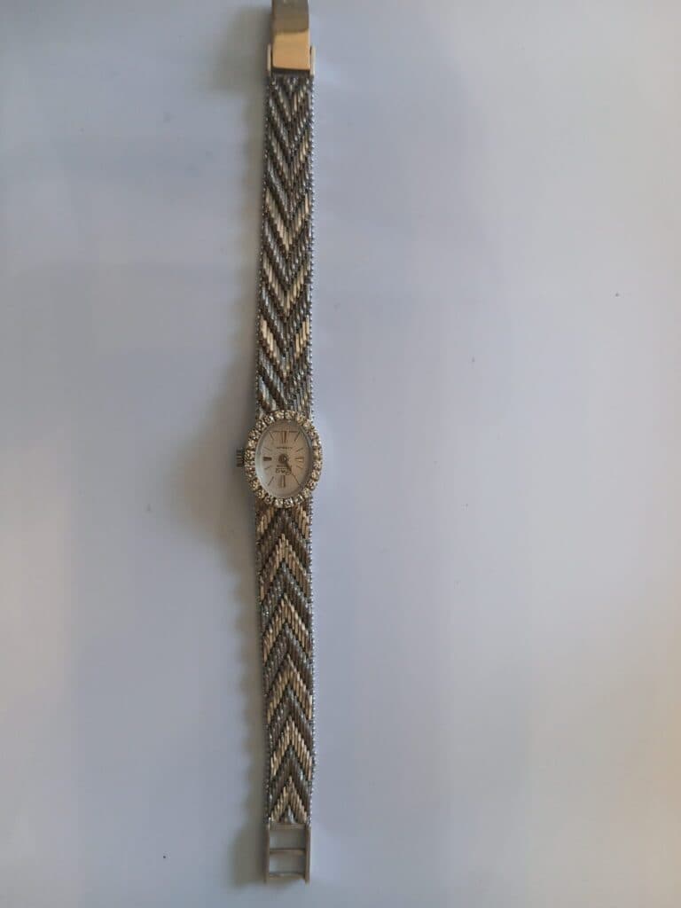 Taxatie van de Waarde van een Witgouden Horloge Ingelegd met Sprankelende Diamanten Taxatie van de Waarde van een Witgouden Horloge Ingelegd met Sprankelende Diamanten