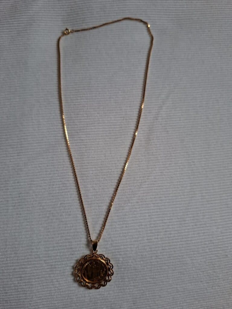 Taxatie van een unieke sieradenring met een munt van 20 francs in goud als hanger en een gouden ketting, totaal gewicht van 17 gram. Taxatie van een unieke sieradenring met een munt van 20 francs in goud als hanger en een gouden ketting, totaal gewicht van 17 gram.