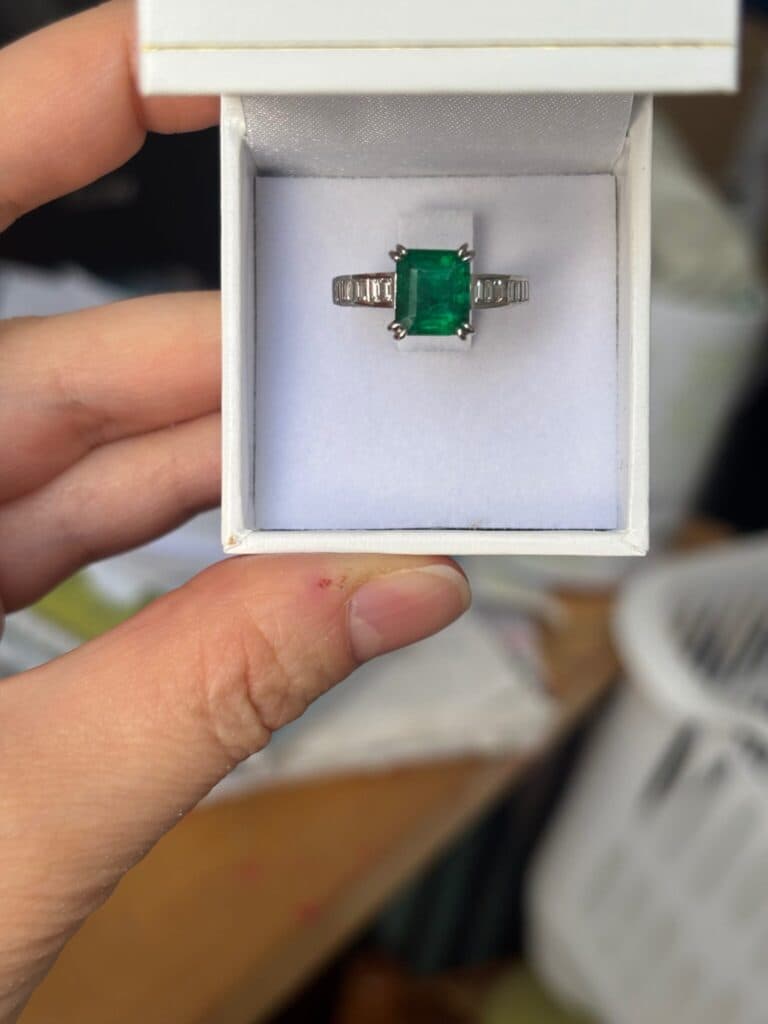 Elegante ring van 18k witgoud, versierd met een Colombiaanse smaragd van 3 karaat en fonkelende diamanten Elegante ring van 18k witgoud, versierd met een Colombiaanse smaragd van 3 karaat en fonkelende diamanten