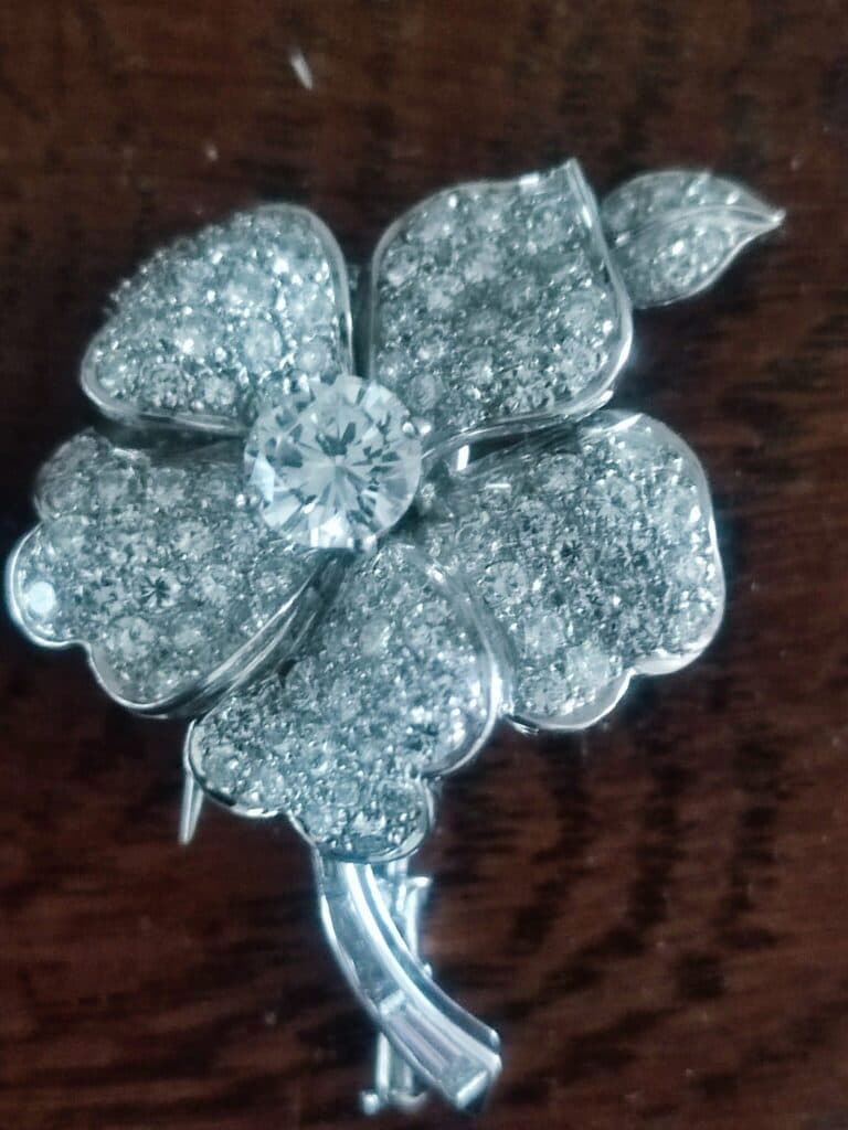 Taxatie Prijs van de Cartier Broche in Goede Staat met Gespecificeerde Afmetingen en Gewicht Taxatie Prijs van de Cartier Broche in Goede Staat met Gespecificeerde Afmetingen en Gewicht