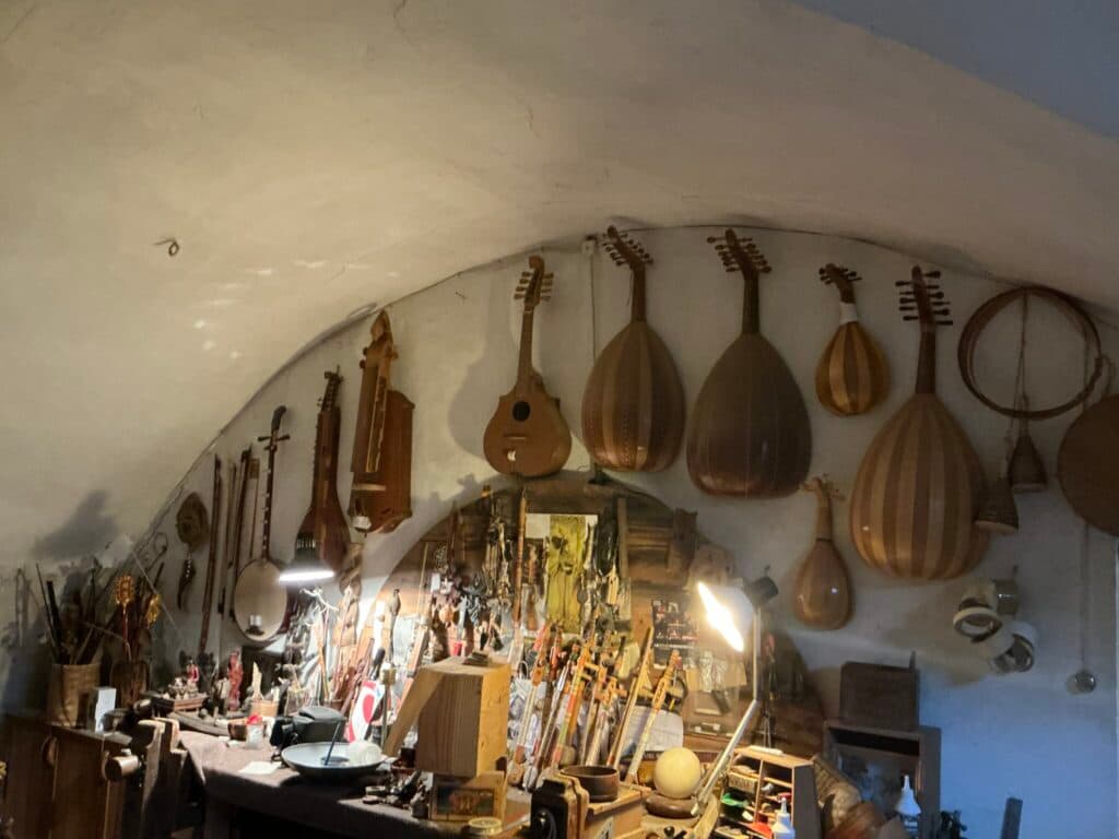 Taxatie van de waarde van een gevarieerde verzameling muziekinstrumenten uit de wereld
