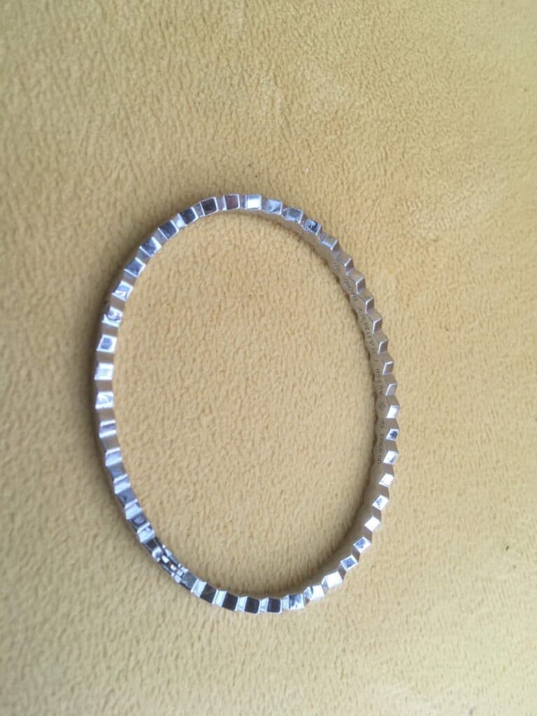 Taxatie van de waarde van een Bee-armband van Chaumet in witgoud versierd met 13 diamanten Taxatie van de waarde van een Bee-armband van Chaumet in witgoud versierd met 13 diamanten