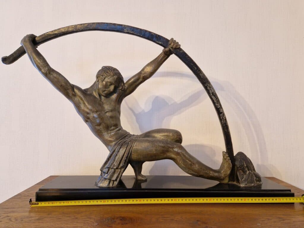 Taxatie van een Bronzen Beeldhouwwerk uit de Serie de Bronstijd door de Kunstenaar Chiparus Gewicht 19,3 kg