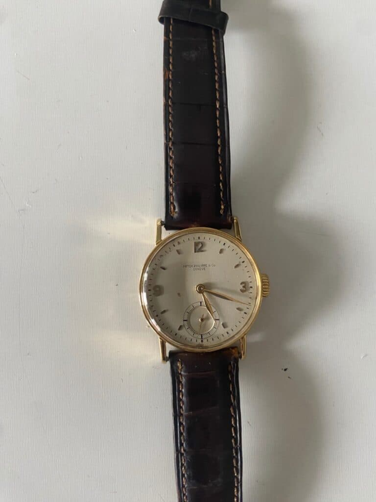Taxatie van de waarde van het Patek Philippe Calatrava horloge in geelgoud, krokodillenband met gesp.