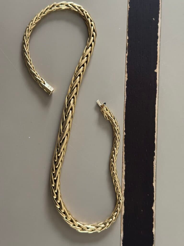 Taxatie van de waarde van een palmblad schakelketting, gesigneerd door Maison Caplain St Andre, met een sluiting van saffier cabochon.