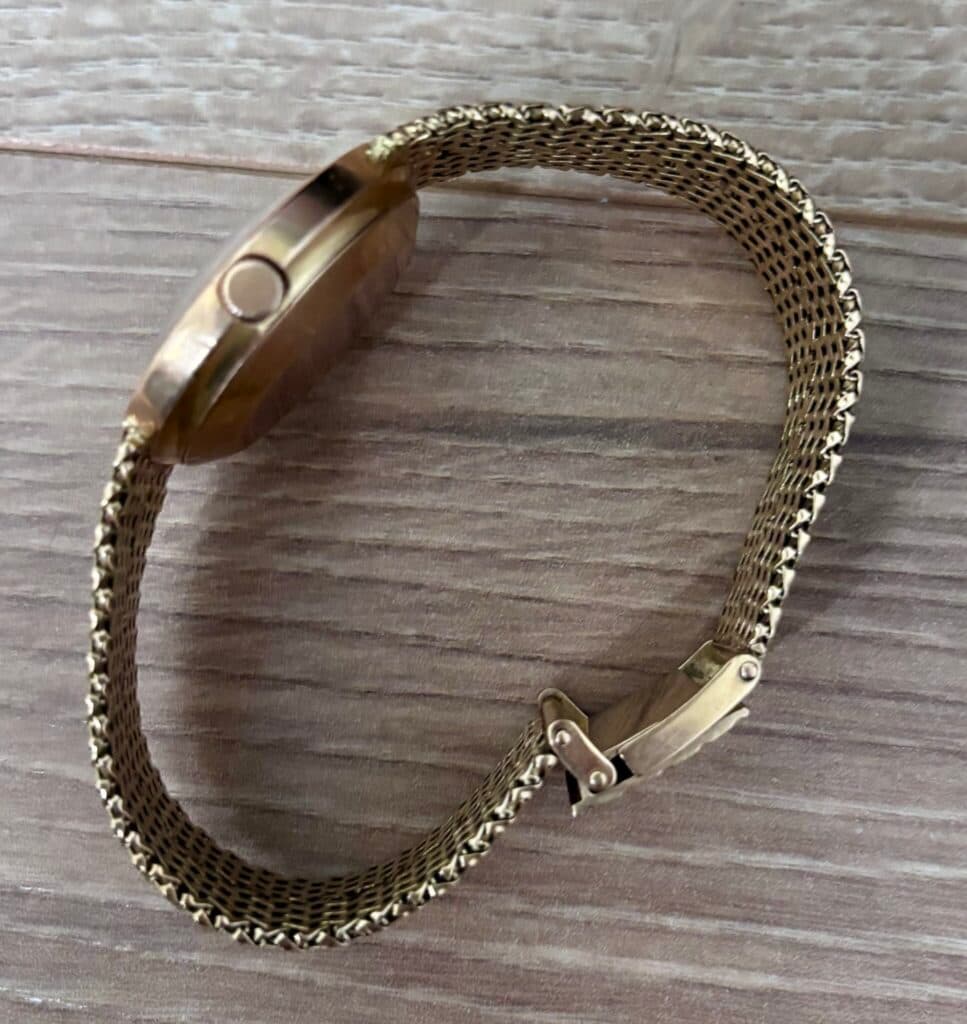 Taxatie van de waarde van het gouden horloge van Ernest Borel met gouden band, aangepast met een batterijwerking. Taxatie van de waarde van het gouden horloge van Ernest Borel met gouden band, aangepast met een batterijwerking.